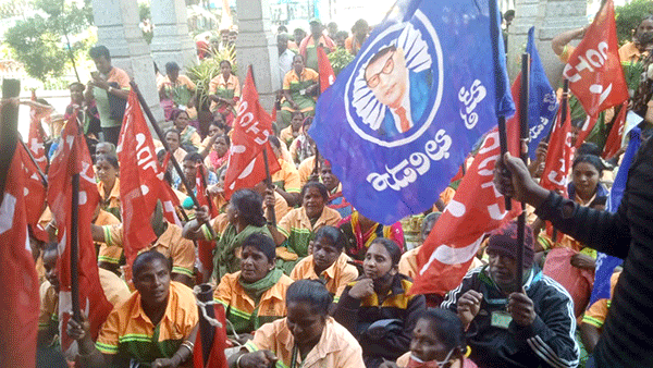 ಬೆಂಗಳೂರು: ಎಲ್ಲ ಪೌರ ಕಾರ್ಮಿಕರನ್ನು ಖಾಯಂಗೊಳಿಸಲು ಒತ್ತಾಯಿಸಿ ಧರಣಿ ಸತ್ಯಾಗ್ರಹ