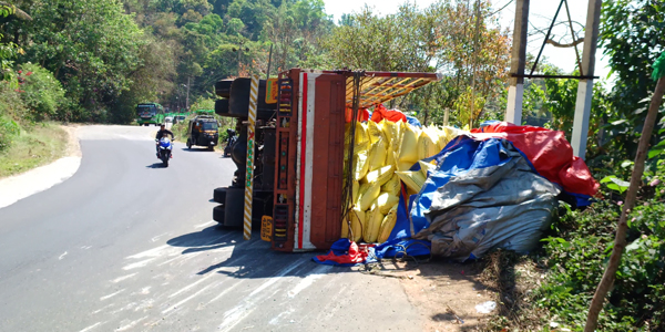 ಮಡಿಕೇರಿ: ಗೊಬ್ಬರ ಸಾಗಿಸುತ್ತಿದ್ದ ಲಾರಿ ಪಲ್ಟಿ