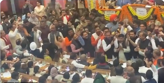 ಸದನದಲ್ಲಿ ಎಎಪಿ-ಬಿಜೆಪಿ ಘರ್ಷಣೆ:  ದಿಲ್ಲಿ ಹೊಸ ಮೇಯರ್ ಆಯ್ಕೆಯ ಕಸರತ್ತು ಸತತ 3ನೇ ಬಾರಿ ವಿಫಲ