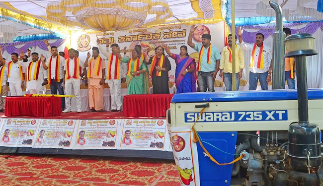 ಬೆಂಗಳೂರು ನಗರದಲ್ಲಿ ಟ್ರ್ಯಾಕ್ಟರ್ ಸಂಚಾರ ನಿಷೇಧ ಆದೇಶಕ್ಕೆ ಆಕ್ರೋಶ: ಮಾಲಕರು, ಚಾಲಕರಿಂದ ಧರಣಿ