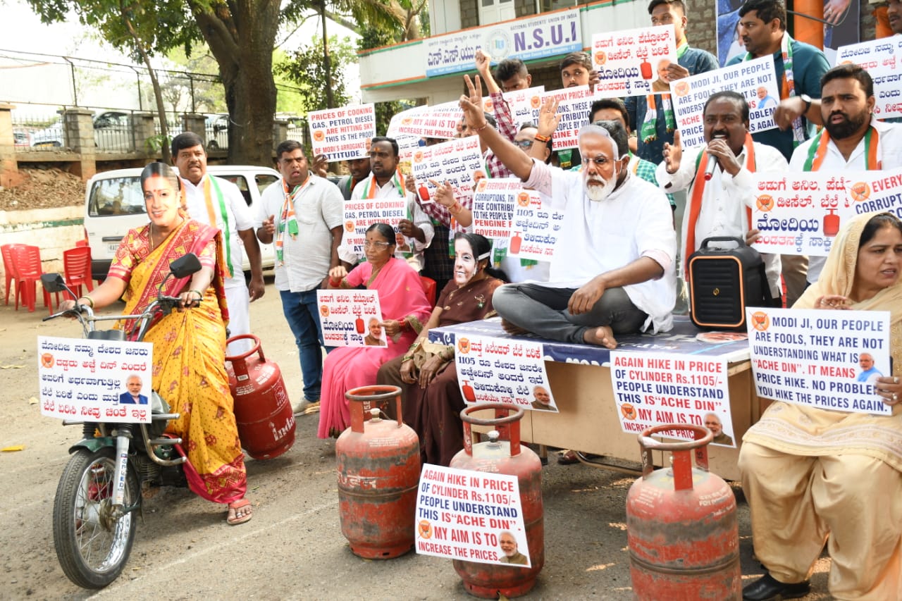ಗ್ಯಾಸ್ ಸಿಲಿಂಡರ್ ಬೆಲೆ ಮತ್ತೆ ಹೆಚ್ಚಳ: ಕೇಂದ್ರ ಸರಕಾರದ ವಿರುದ್ಧ ಕಾಂಗ್ರೆಸ್ ವಿನೂತನ ಪ್ರತಿಭಟನೆ