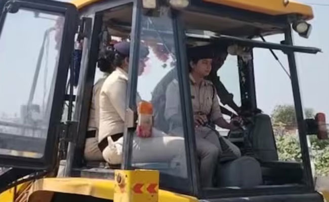 ಮಧ್ಯಪ್ರದೇಶ: ಅತ್ಯಾಚಾರ ಆರೋಪಿಯ ಮನೆಯನ್ನು ನೆಲಸಮಗೊಳಿಸಿದ ಮಹಿಳಾ ಪೊಲೀಸರು