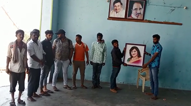 ನಾಗಮಂಗಲ: ಬಿಜೆಪಿಗೆ ಬೆಂಬಲ ಘೋಷಿಸಿದ ಬೆನ್ನಲ್ಲೇ ರಂಗ ಮಂದಿರದಿಂದ ಸುಮಲತಾ ಫೋಟೋ ತೆರವು ನಾಗಮಂಗಲ: ಬಿಜೆಪಿಗೆ ಬೆಂಬಲ ಘೋಷಿಸಿದ ಬೆನ್ನಲ್ಲೇ ರಂಗ ಮಂದಿರದಿಂದ ಸುಮಲತಾ ಫೋಟೋ ತೆರವು