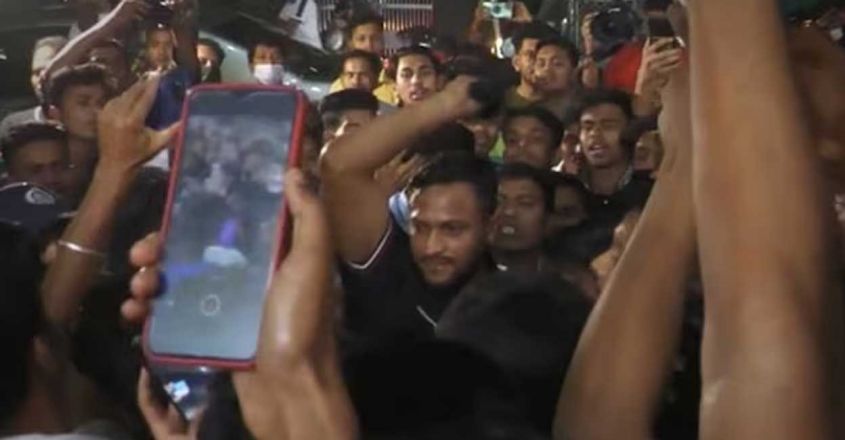 ತಾಳ್ಮೆ ಕಳೆದುಕೊಂಡು ಅಭಿಮಾನಿಗೆ ಕ್ಯಾಪ್ ನಿಂದ ಹೊಡೆದ ಶಾಕಿಬ್ ಅಲ್ ಹಸನ್: ವೀಡಿಯೊ ವೈರಲ್