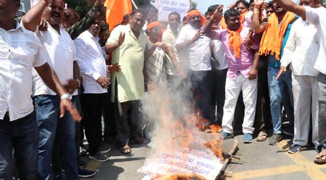 ಶಿವಮೊಗ್ಗ | ದೇವಸ್ಥಾನ ಹಾಗೂ ಕೆರೆ ಒತ್ತುವರಿ ಆರೋಪ: ಬಿಜೆಪಿ ಶಾಸಕನ ಅಣಕು ಶವಯಾತ್ರೆ ಶಿವಮೊಗ್ಗ | ದೇವಸ್ಥಾನ ಹಾಗೂ ಕೆರೆ ಒತ್ತುವರಿ ಆರೋಪ: ಬಿಜೆಪಿ ಶಾಸಕನ ಅಣಕು ಶವಯಾತ್ರೆ