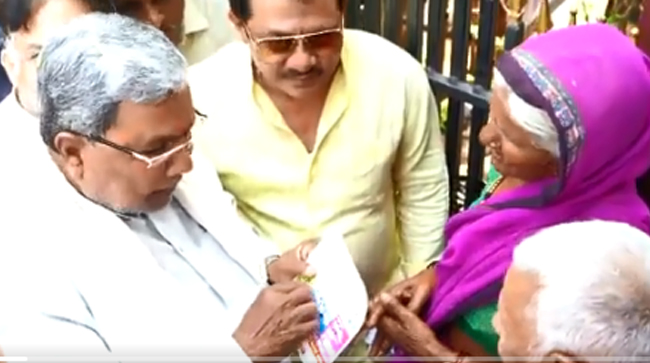 ಶ್ಯಾಮನೂರಿನಲ್ಲಿ ಮನೆ ಮನೆಗೆ ಕಾಂಗ್ರೆಸ್‌ ಗ್ಯಾರಂಟಿ ಕಾರ್ಡ್‌ ಹಂಚಿದ ಸಿದ್ದರಾಮಯ್ಯ
