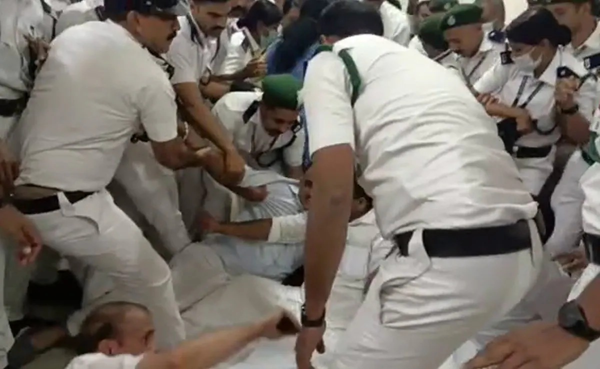 ಕೇರಳ ವಿಧಾನಸಭೆಯಲ್ಲಿ ಪ್ರತಿಭಟನೆ: ಪ್ರತಿಪಕ್ಷ ಶಾಸಕರನ್ನು ಬಲವಂತದಿಂದ ಹೊರದಬ್ಬಿದ ಭದ್ರತಾ ಸಿಬ್ಬಂದಿ