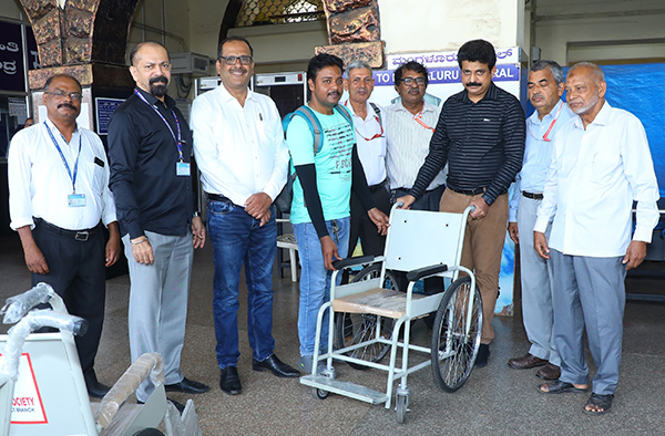 ಮಂಗಳೂರು : ರೆಡ್‌ಕ್ರಾಸ್‌ ವತಿಯಿಂದ ರೈಲ್ವೆ ನಿಲ್ದಾಣಕ್ಕೆ ಗಾಲಿಕುರ್ಚಿ ಕೊಡುಗೆ