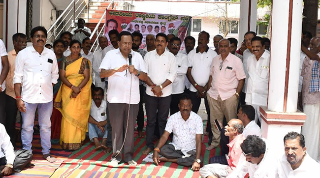 ನ್ಯಾಯ ಪಡೆದೇ ತೀರ್ಥಹಳ್ಳಿಗೆ ಹೋಗುತ್ತೇನೆ: ಅಧಿಕಾರಿಗಳ ವಿರುದ್ಧ ಮಾಜಿ ಸಚಿವ ಕಿಮ್ಮನೆ ರತ್ನಾಕರ ಆಕ್ರೋಶ