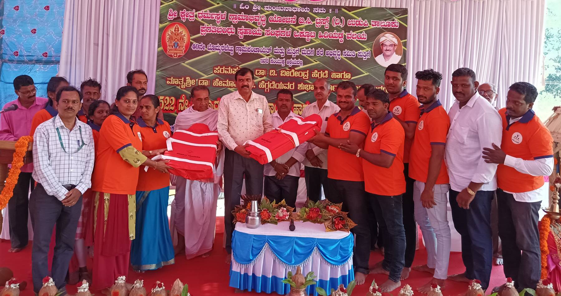 ಹಿರಿಯಡ್ಕದಲ್ಲಿ ‘ನಮ್ಮೂರು ನಮ್ಮ ಕೆರೆ’ ಹಸ್ತಾಂತರ ಹಿರಿಯಡ್ಕದಲ್ಲಿ ‘ನಮ್ಮೂರು ನಮ್ಮ ಕೆರೆ’ ಹಸ್ತಾಂತರ