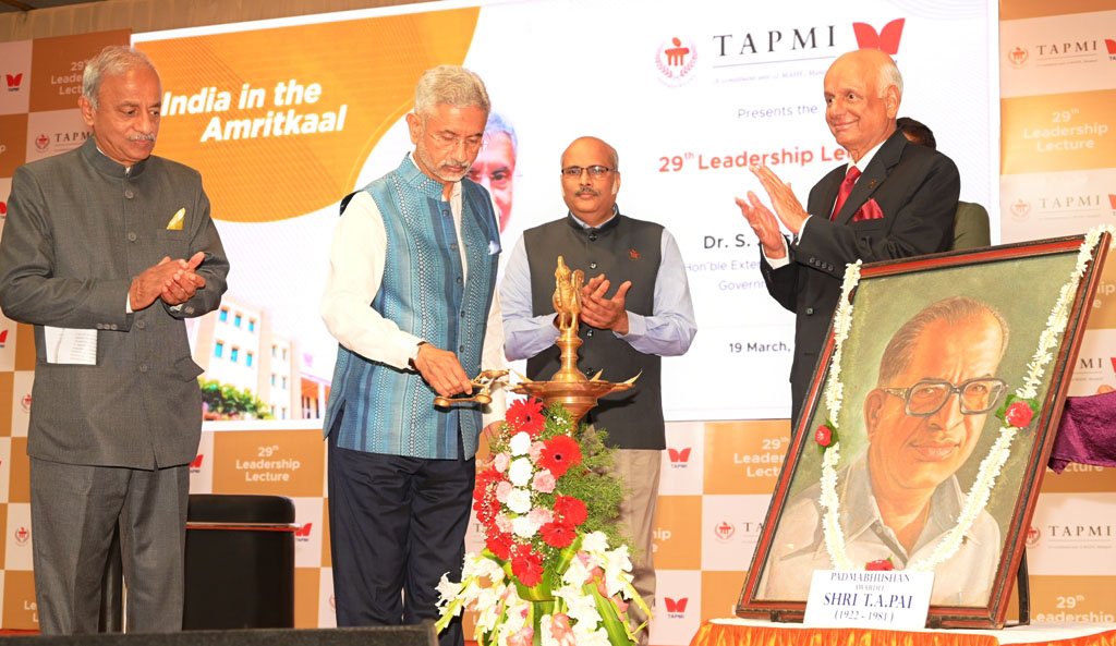 ರಾಷ್ಟ್ರೀಯ ಅಭಿಯಾನಗಳು ಜಾಗತಿಕ ಸಾಧನೆ ಗುರಿಗೆ ಪೂರಕ: ಸಚಿವ ಜೈಶಂಕರ್ ರಾಷ್ಟ್ರೀಯ ಅಭಿಯಾನಗಳು ಜಾಗತಿಕ ಸಾಧನೆ ಗುರಿಗೆ ಪೂರಕ: ಸಚಿವ ಜೈಶಂಕರ್