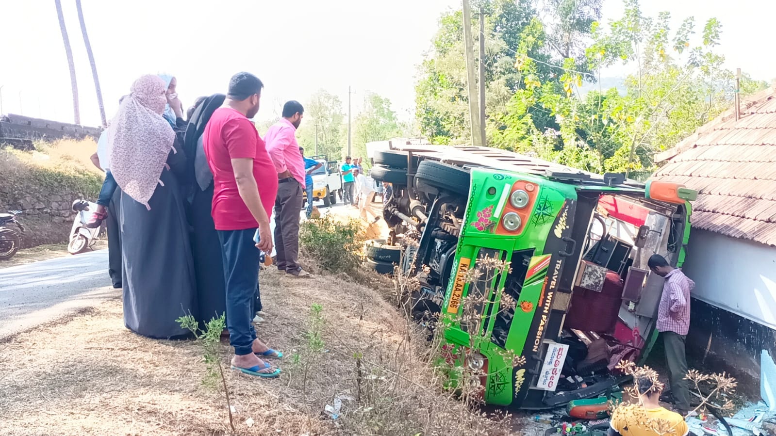ಮಡಿಕೇರಿ: ಖಾಸಗಿ ಬಸ್ ಪಲ್ಟಿ; ಮಹಿಳೆ ಮೃತ್ಯು