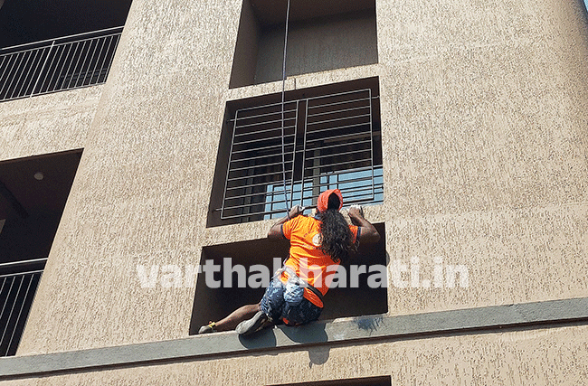 ಉಡುಪಿ: ಬರಿಗೈಯಲ್ಲಿ 25 ಅಂತಸ್ತಿನ ಕಟ್ಟಡ ಏರಿದ ಸಾಹಸಿ ಕೋತಿರಾಜ್