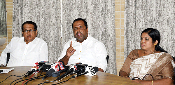 ಪೌರ ಕಾರ್ಮಿಕರ ಸಮಸ್ಯೆ ಪರಿಹರಿಸುವಲ್ಲಿ ಸರಕಾರ ವಿಫಲ: ಯು.ಟಿ.ಖಾದರ್ ಪೌರ ಕಾರ್ಮಿಕರ ಸಮಸ್ಯೆ ಪರಿಹರಿಸುವಲ್ಲಿ ಸರಕಾರ ವಿಫಲ: ಯು.ಟಿ.ಖಾದರ್