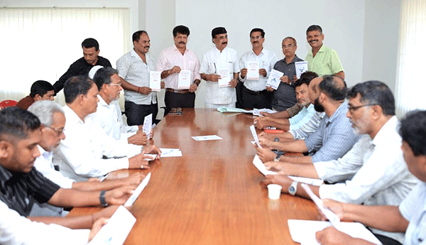 ಮಾ.26ರಂದು ಕಣಚೂರು ಮೋನುರಿಗೆ ಹುಟ್ಟೂರ ನಾಗರಿಕ ಸನ್ಮಾನ: ಆಮಂತ್ರಣ ಪತ್ರಿಕೆ ಬಿಡುಗಡೆ ಮಾ.26ರಂದು ಕಣಚೂರು ಮೋನುರಿಗೆ ಹುಟ್ಟೂರ ನಾಗರಿಕ ಸನ್ಮಾನ: ಆಮಂತ್ರಣ ಪತ್ರಿಕೆ ಬಿಡುಗಡೆ