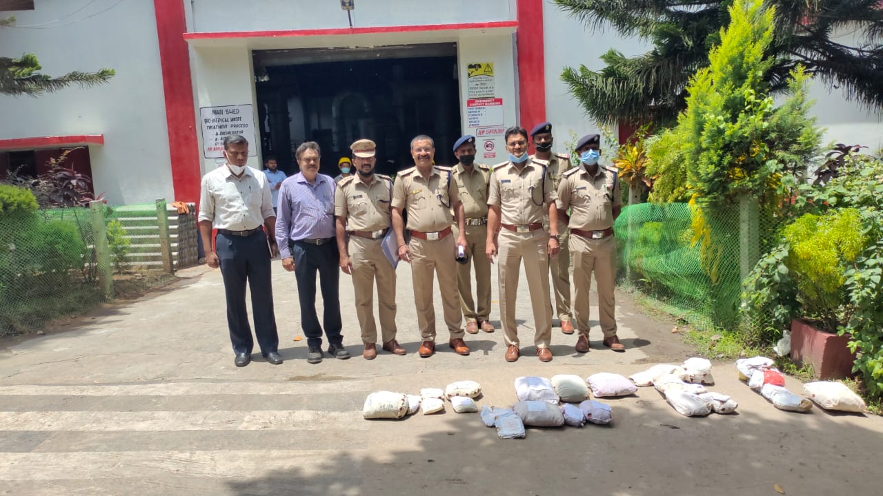 ಮಂಗಳೂರು: ಪೊಲೀಸ್ ಕಮಿಷನರೇಟ್ ವ್ಯಾಪ್ತಿಯಲ್ಲಿ ವಶಕ್ಕೆ ಪಡೆದಿದ್ದ ಗಾಂಜಾ, ಎಂಡಿಎಂಎ ನಾಶ ಮಂಗಳೂರು: ಪೊಲೀಸ್ ಕಮಿಷನರೇಟ್ ವ್ಯಾಪ್ತಿಯಲ್ಲಿ ವಶಕ್ಕೆ ಪಡೆದಿದ್ದ ಗಾಂಜಾ, ಎಂಡಿಎಂಎ ನಾಶ