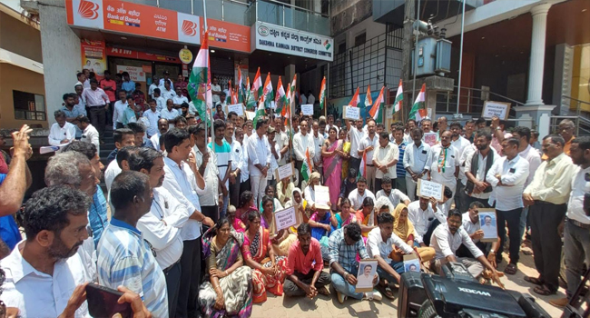 ಸುಳ್ಯ: ಕಾಂಗ್ರೆಸ್ ಟಿಕೆಟ್ ಎಚ್‌.ಎಂ ನಂದಕುಮಾರ್‌ಗೆ ನೀಡುವಂತೆ ಆಗ್ರಹಿಸಿ ಬೆಂಬಲಿಗರಿಂದ ಧರಣಿ