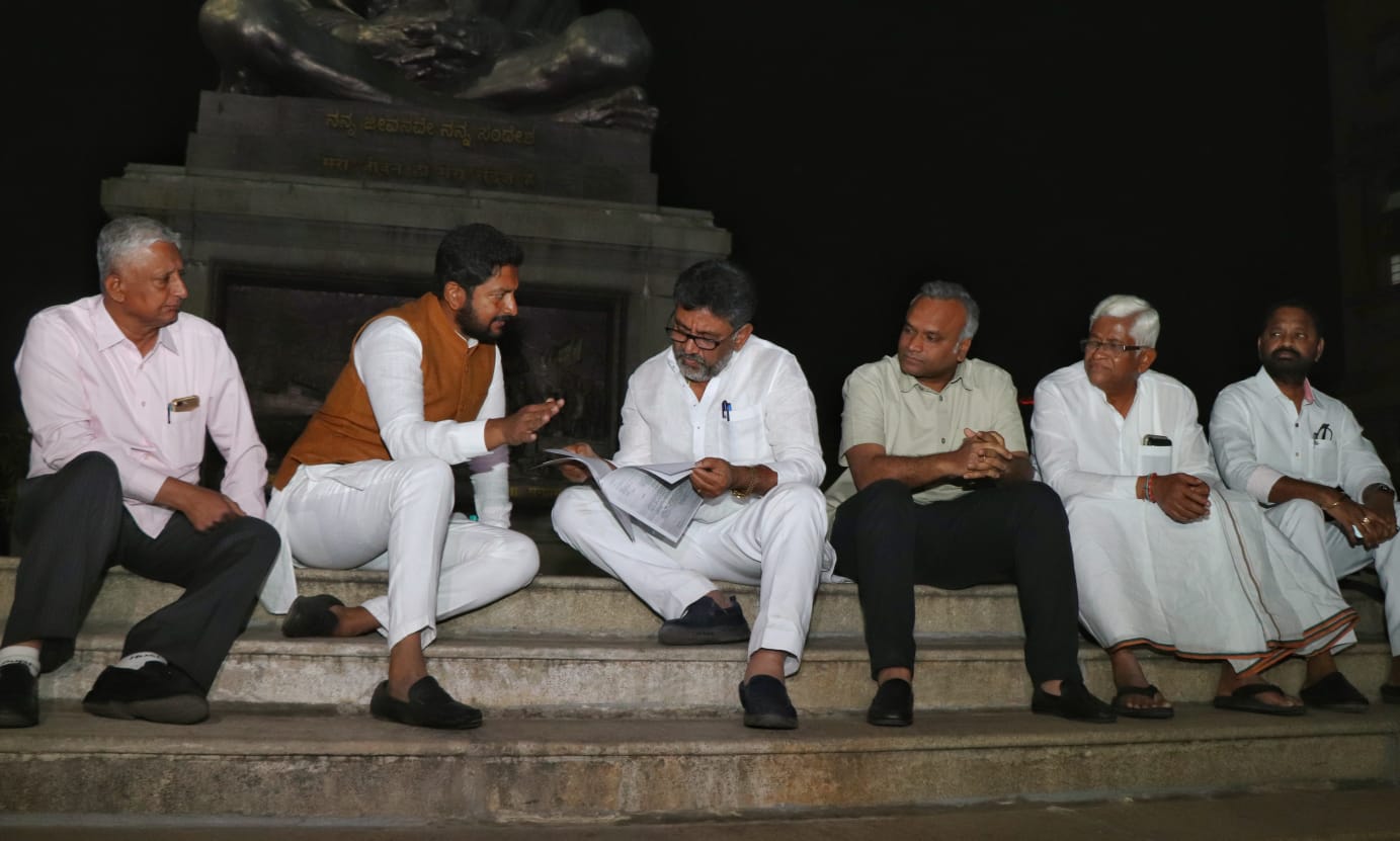 ‘ವಿಧಾನಸೌಧ’ ಗಾಂಧಿ ಪ್ರತಿಮೆ ಎದುರು ಶಾಸಕ ಶರತ್ ಬಚ್ಚೇಗೌಡ ಪ್ರತಿಭಟನೆ