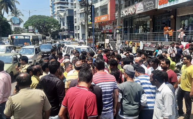 ಮಂಗಳೂರು ರಸ್ತೆ ಅಪಘಾತ: ಸ್ಥಳೀಯಾಡಳಿತ, ಪೊಲೀಸ್ ಇಲಾಖೆ ವಿರುದ್ಧ ಸಾರ್ವಜನಿಕರ ಪ್ರತಿಭಟನೆ ಮಂಗಳೂರು ರಸ್ತೆ ಅಪಘಾತ: ಸ್ಥಳೀಯಾಡಳಿತ, ಪೊಲೀಸ್ ಇಲಾಖೆ ವಿರುದ್ಧ ಸಾರ್ವಜನಿಕರ ಪ್ರತಿಭಟನೆ