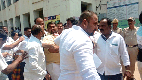 ಬಿಜೆಪಿ ಸದಸ್ಯರೊಂದಿಗೆ ಆಗಮಿಸಿ ಮೇಯರ್ ಸ್ಥಾನಕ್ಕೆ ನಾಮಪತ್ರ ಸಲ್ಲಿಸಿದ ಕಾಂಗ್ರೆಸ್ ಸದಸ್ಯ