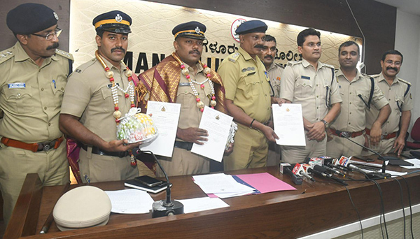 ಚಿನ್ನಾಭರಣ ಅಂಗಡಿ ಸಿಬ್ಬಂದಿ ಕೊಲೆ ಪ್ರಕರಣ: ಆರೋಪಿಯ ಸೆರೆ ಹಿಡಿದ ಕಾಸರಗೋಡು ಪೊಲೀಸರಿಗೆ ಸನ್ಮಾನ