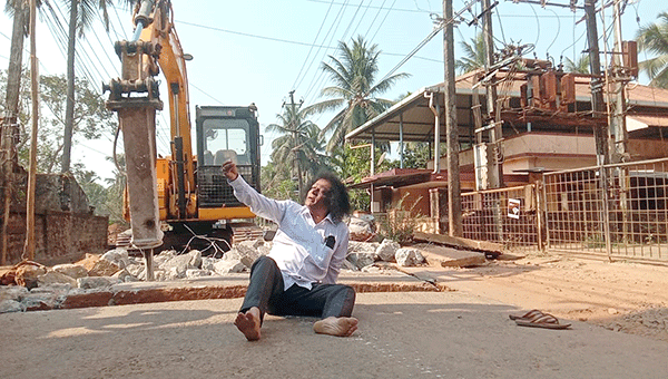 ಸುಸ್ಥಿತಿಯಲ್ಲಿರುವ ರಸ್ತೆ ಅಗೆಯುವುದಕ್ಕೆ ವಿರೋಧ: ಜೆಸಿಬಿ ಮುಂದೆ ರಸ್ತೆಯಲ್ಲೇ ಕುಳಿತು ನಿತ್ಯಾನಂದ ಒಳಕಾಡು ಪ್ರತಿಭಟನೆ