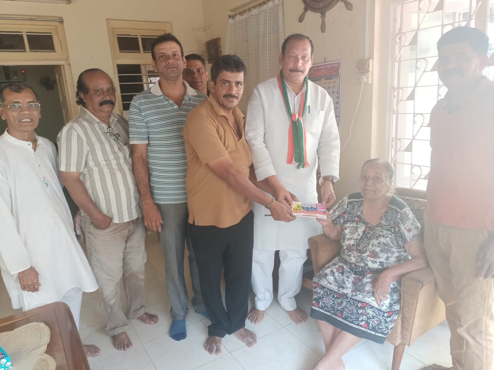 ಕಾಂಗ್ರೆಸ್ ಗ್ಯಾರಂಟಿ ಕಾರ್ಡ್ ಮನೆಗಳಿಗೆ ತಲುಪಿಸಿದ ಐವನ್ ಡಿಸೋಜ