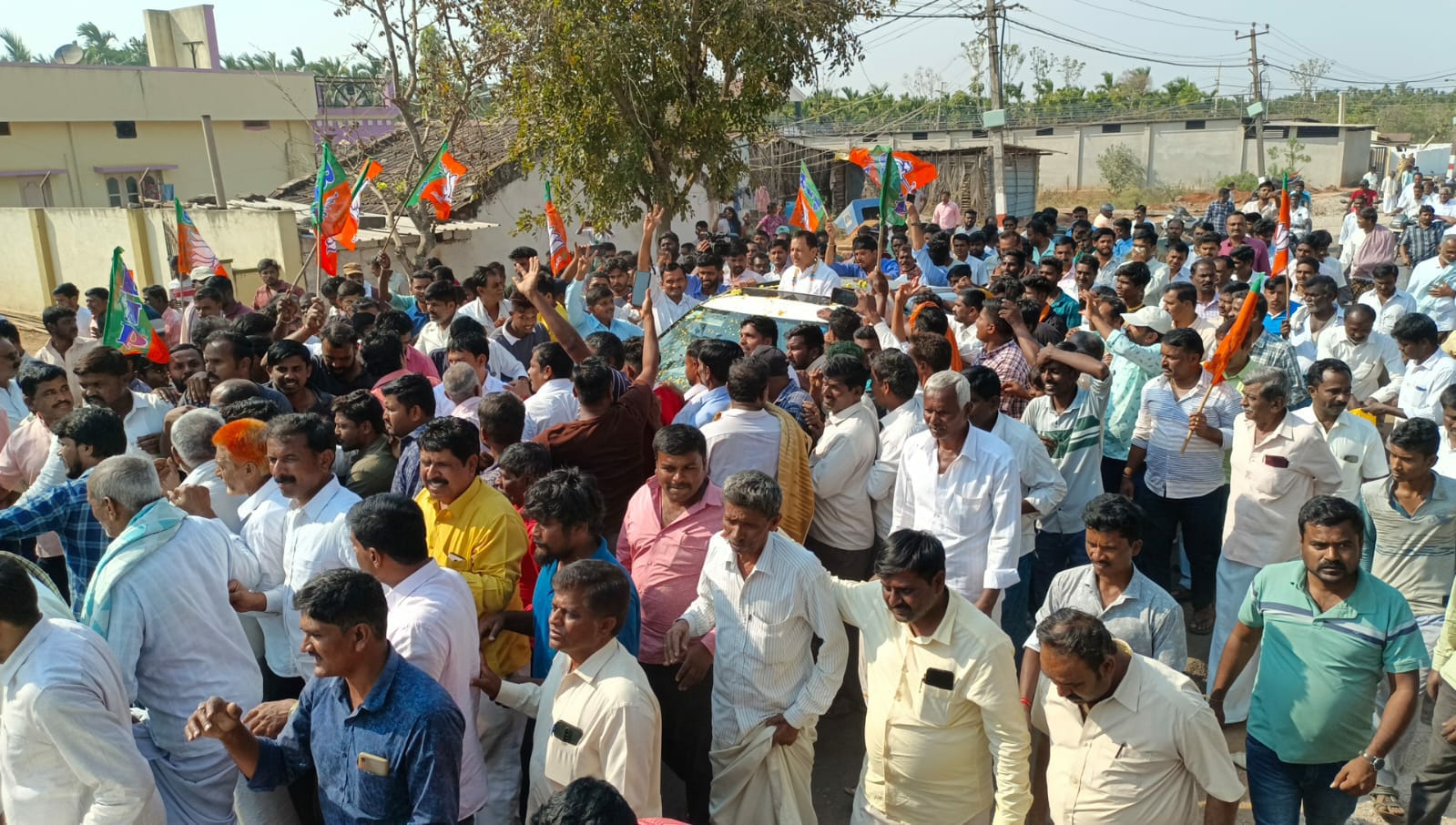 ಜಾಮೀನು ಸಿಕ್ಕ ಬೆನ್ನಲ್ಲೇ ಬಿಜೆಪಿ ಶಾಸಕ ಮಾಡಾಳ್‌ ಮನೆ ಬಳಿ ಪ್ರತ್ಯಕ್ಷ: ತೆರೆದ ವಾಹನದಲ್ಲಿ ಮೆರವಣಿಗೆ