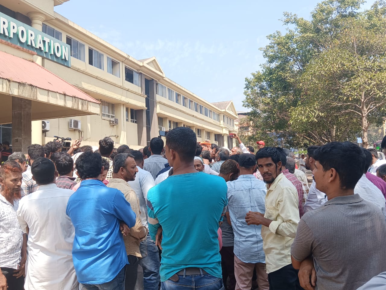 ಬೀದಿಬದಿ ವ್ಯಾಪಾರಿಗಳ ಮೇಲೆ ಕಾನೂನುಬಾಹಿರ ಕಾರ್ಯಾಚರಣೆ ವಿರೋಧಿಸಿ ಪ್ರತಿಭಟನೆ