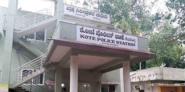 ಶಿವಮೊಗ್ಗ: ಮನೆಯಲ್ಲಿ ಅಕ್ರಮವಾಗಿ ಬಚ್ಚಿಟ್ಟಿದ್ದ 3.6 ಕೆಜಿ ಗಂಧದ ತುಂಡುಗಳು ಪತ್ತೆ