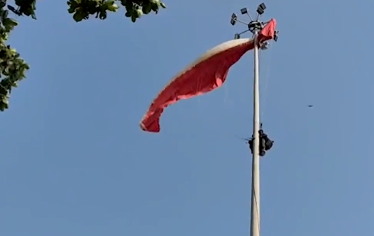 ಪ್ಯಾರಚೂಟ್‌ ಸಾಹಸ ಮಾಡಲು ಹೋಗಿ ಎರಡು ತಾಸುಗಳ ಕಾಲ ಕಂಬದಲ್ಲೇ ಸಿಲುಕಿದ ಪ್ರವಾಸಿಗರು.!