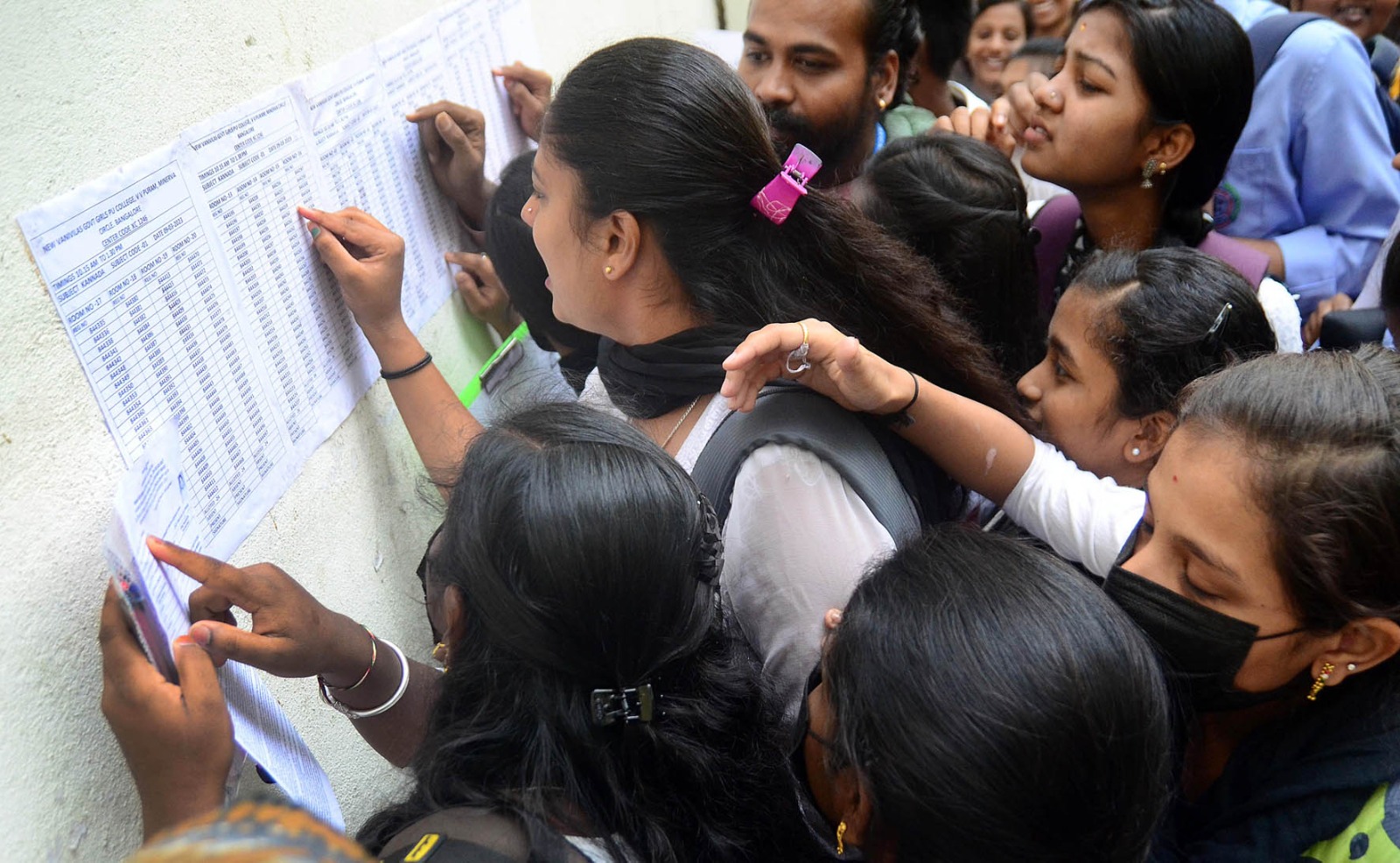 ಮೊದಲ ದಿನ ದ್ವಿತೀಯ ಪಿಯು ಪರೀಕ್ಷೆ ಸುಸೂತ್ರ: 23,771 ವಿದ್ಯಾರ್ಥಿಗಳು ಗೈರು, ಇಬ್ಬರು ಡಿಬಾರ್