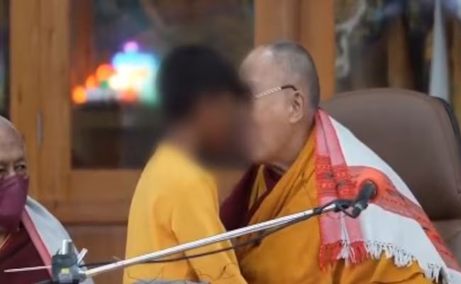 ಬಾಲಕನೊಂದಿಗೆ ದಲೈಲಾಮಾರ ಅಸಭ್ಯ ವರ್ತನೆ, ವೀಡಿಯೊ ವೈರಲ್: ಸಾಮಾಜಿಕ ಮಾಧ್ಯಮದಲ್ಲಿ ಆಕ್ರೋಶ