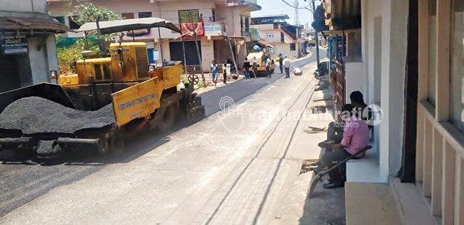 ಸೋಮವಾರಪೇಟೆ | ಕಾಂಕ್ರೀಟ್ ರಸ್ತೆ ಮೇಲೆ ಡಾಂಬರು: ನಾಗರಿಕರ ಟೀಕೆ