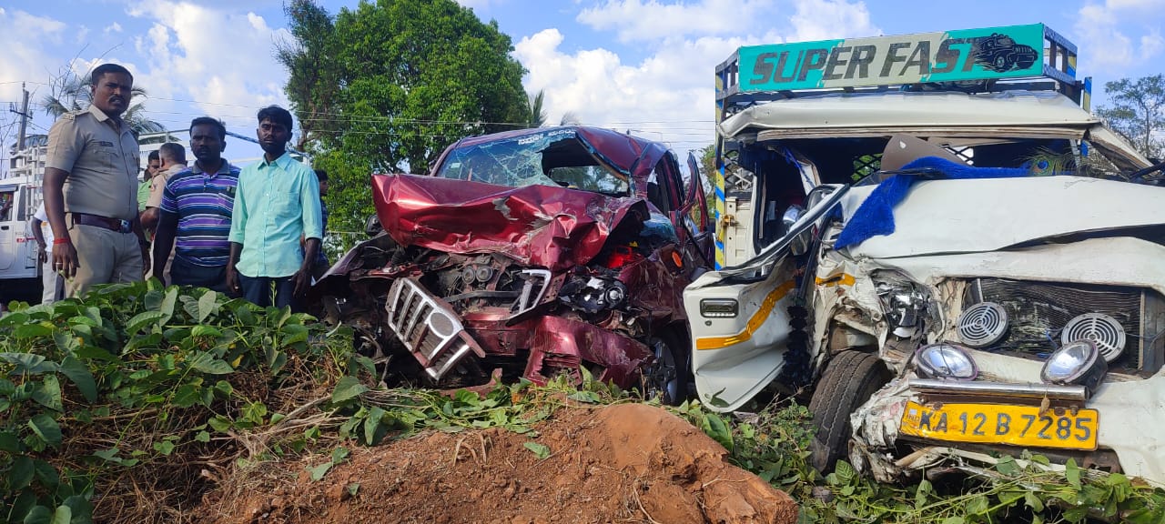 ಮಳವಳ್ಳಿ: ಭೀಕರ ರಸ್ತೆ ಅಪಘಾತದಲ್ಲಿ ಇಬ್ಬರು ಸ್ಥಳದಲ್ಲೇ ಮೃತ್ಯು, ಇಪ್ಪತ್ತಕ್ಕೂ ಹೆಚ್ಚು ಜನರಿಗೆ ಗಾಯ