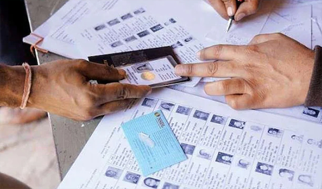 ಬೆಂಗಳೂರಿನಲ್ಲಿ ಮತದಾರರ ಚೀಟಿ ಸಂಗ್ರಹ ಆರೋಪ: JDS ಅಭ್ಯರ್ಥಿ ವಿರುದ್ಧ ಮುಖ್ಯ ಚುನಾವಣಾಧಿಕಾರಿಗೆ ದೂರು