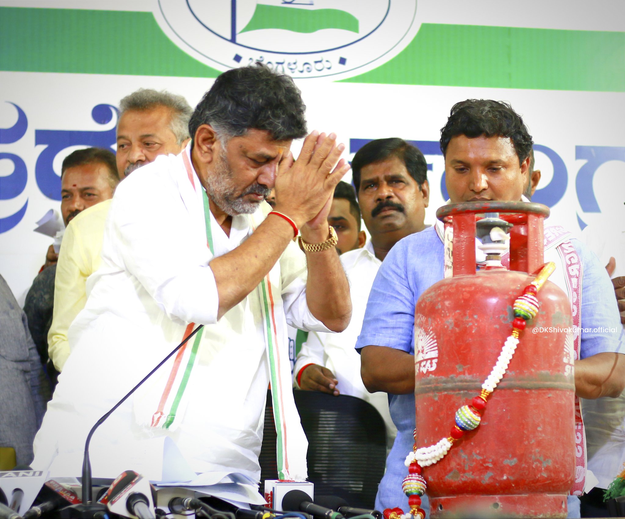 ಮತದಾನಕ್ಕೂ ಮುನ್ನ ಸಿಲಿಂಡರ್ ಗೆ ನಮಸ್ಕರಿಸಿ ಮತ ಹಾಕಿ: ಡಿ.ಕೆ.ಶಿವಕುಮಾರ್