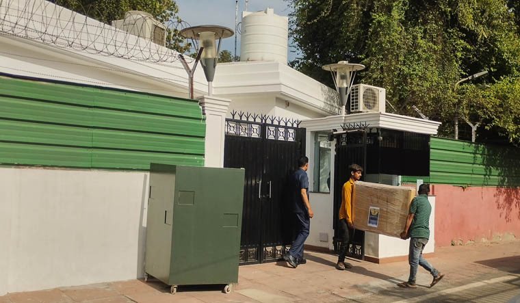 ಬಂಗಲೆ ಖಾಲಿ ಮಾಡಿದ ರಾಹುಲ್ ಗಾಂಧಿ: ವಸ್ತುಗಳು ಸೋನಿಯಾಗಾಂಧಿ ನಿವಾಸಕ್ಕೆ ಸ್ಥಳಾಂತರ