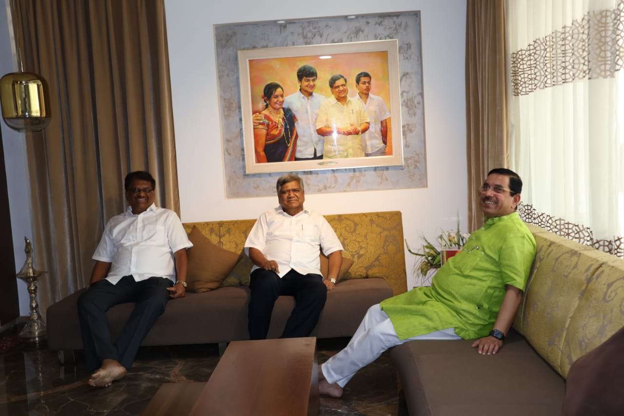 ಜಗದೀಶ್​ ಶೆಟ್ಟರ್ ನಿವಾಸಕ್ಕೆ ಪ್ರಹ್ಲಾದ್ ಜೋಶಿ ಭೇಟಿ; ಮನವೊಲಿಕೆಗೆ ಯತ್ನ