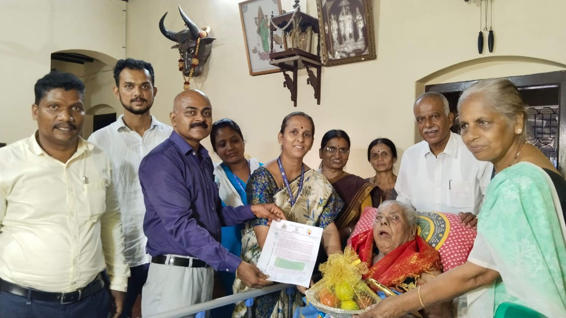 ಉಡುಪಿ: ಶತಾಯುಷಿ ಮತದಾರರ ಮನೆಗೆ ತೆರಳಿ ಮತದಾನಕ್ಕೆ ಆಹ್ವಾನ