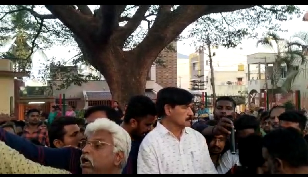 ಕೈ ತಪ್ಪಿದ ಬಿಜೆಪಿ ಟಿಕೆಟ್: ಪಕ್ಷೇತರರಾಗಿ ಕಣಕ್ಕಿಳಿಯುವಂತೆ ಅಭಿಮಾನಿಗಳ ಒತ್ತಾಯ; ಶಾಸಕ ಎಸ್.ಎ.ರಾಮದಾಸ್ ಕಣ್ಣೀರು