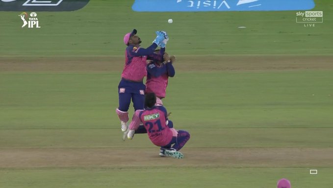 ಐಪಿಎಲ್: ಒಂದೇ ಕ್ಯಾಚ್ ಗಾಗಿ ಮೂವರ ಘರ್ಷಣೆ, ನಾಲ್ಕನೇ ಆಟಗಾರನಿಗೆ ಯಶಸ್ಸು