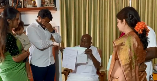 ಬಿ ಫಾರಂ ಪಡೆದ ನಿಖಿಲ್ ಕುಮಾರಸ್ವಾಮಿ: ದೇವೇಗೌಡರ ಮುಂದೆ ಕಣ್ಣೀರು