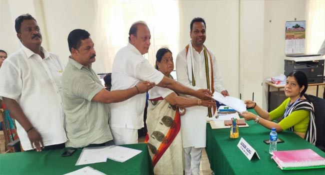 ಉಡುಪಿ: ಕಾಂಗ್ರೆಸ್ ಅಭ್ಯರ್ಥಿ ಪ್ರಸಾದ್‌ರಾಜ್ ಕಾಂಚನ್ ನಾಮಪತ್ರ ಸಲ್ಲಿಕೆ