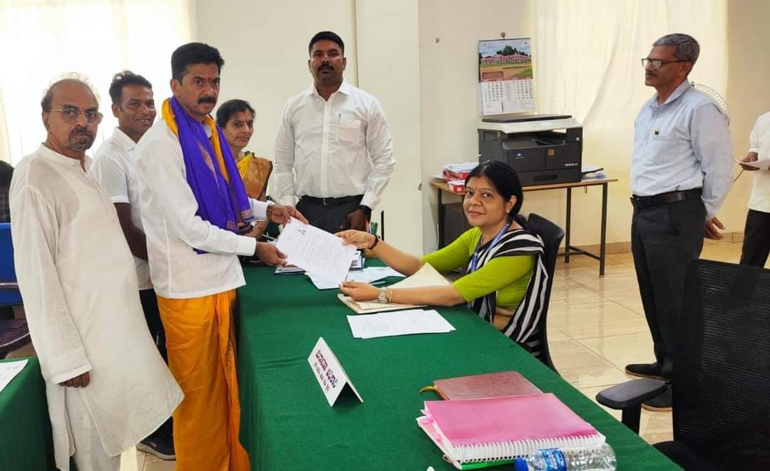 ಕಾಂಗ್ರೆಸ್ ಬಂಡಾಯ ಅಭ್ಯರ್ಥಿಯಾಗಿ ಕೃಷ್ಣಮೂರ್ತಿ ಆಚಾರ್ಯ ನಾಮಪತ್ರ ಸಲ್ಲಿಕೆ