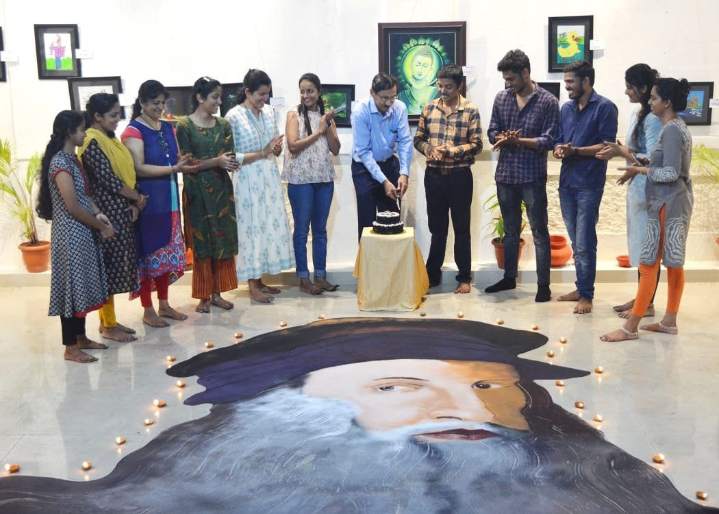 ವಿಶ್ವಕಲಾ ದಿನಾಚರಣೆ: ಬೃಹತ್ ರಂಗೋಲಿ ಭಾವಚಿತ್ರ ರಚನೆ