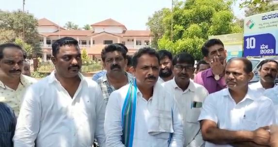 ಕಾರ್ಕಳ: ಕಾಂಗ್ರೆಸ್ ಅಭ್ಯರ್ಥಿ ಉದಯ ಕುಮಾರ್ ಶೆಟ್ಟಿ ನಾಮಪತ್ರ ಸಲ್ಲಿಕೆ