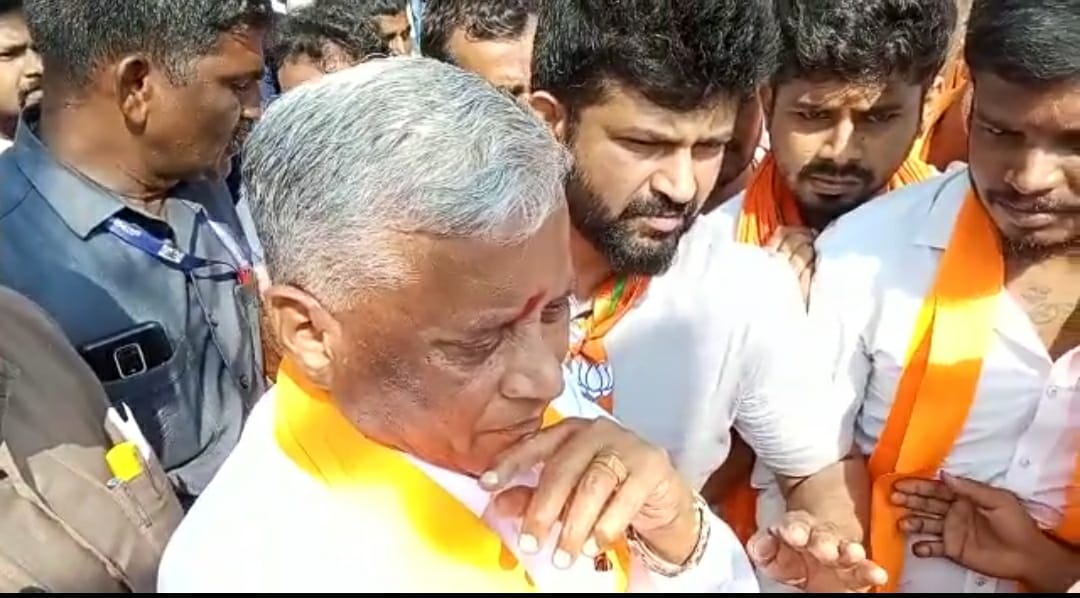 ವರುಣಾದಲ್ಲಿ ಬಿಜೆಪಿ ಅಭ್ಯರ್ಥಿ ಸೋಮಣ್ಣ, ಪ್ರತಾಪ್ ಸಿಂಹಗೆ ಗ್ರಾಮಸ್ಥರ ತರಾಟೆ