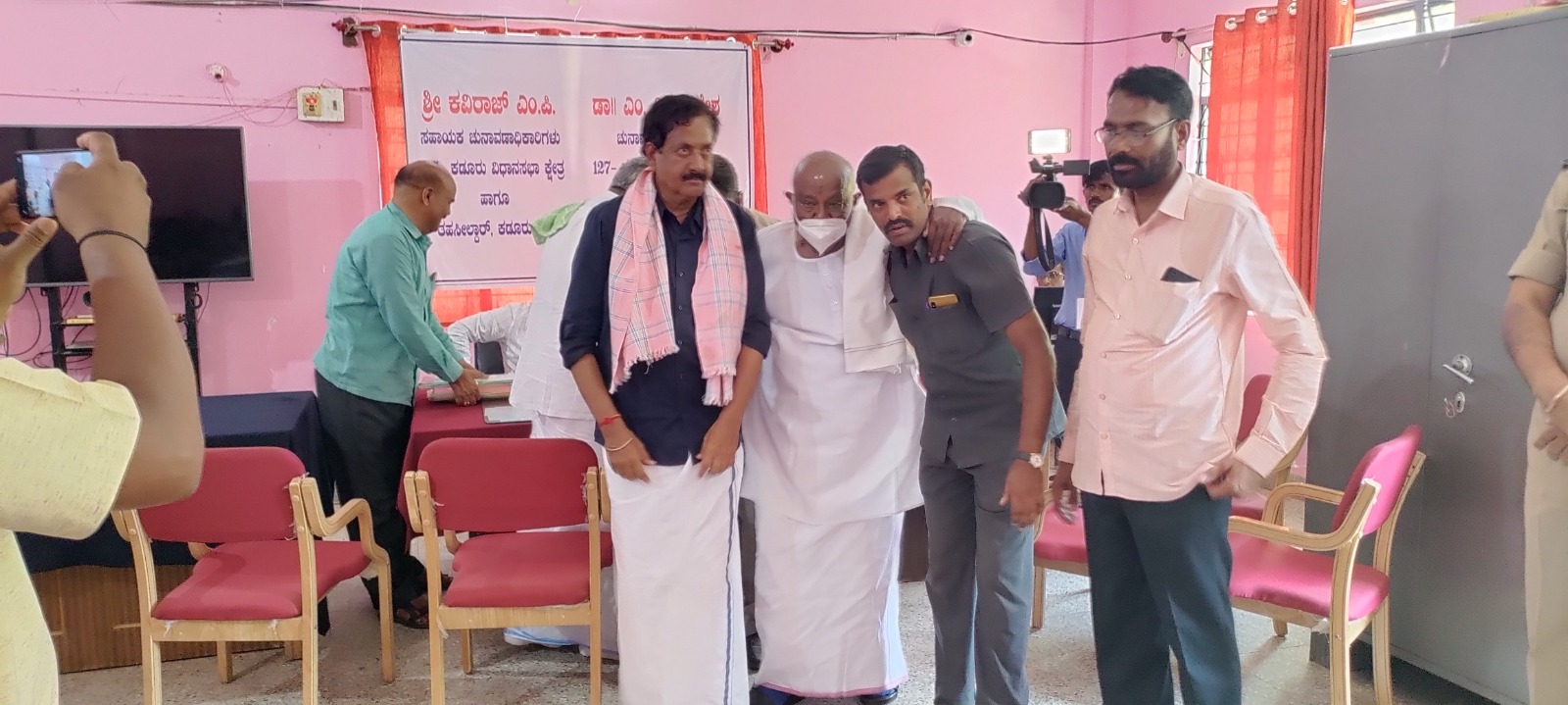 ಕಡೂರು ಕ್ಷೇತ್ರದ JDS ಅಭ್ಯರ್ಥಿಯಾಗಿ ವೈಎಸ್‍ವಿ ದತ್ತ ನಾಮಪತ್ರ ಸಲ್ಲಿಕೆ: ಮಾಜಿ ಪ್ರಧಾನಿ ಎಚ್ ಡಿ ದೇವೇಗೌಡ ಸಾಥ್