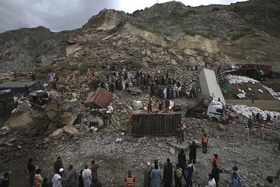 ಖೈಬರ್ ಕಣಿವೆ ಭೂಕುಸಿತದಲ್ಲಿ ಕನಿಷ್ಠ 15 ಟ್ರಕ್ ಗಳ ಸಮಾಧಿ: 25ಕ್ಕೂ ಅಧಿಕ ಮಂದಿ ಸಿಲುಕಿರುವ ಶಂಕೆ